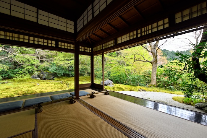 image of traditional Japanese room displaying sense of omotenashi/hospitality